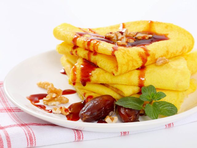 pancakes-with-walnuts-dates-and-date-syrup-P4XGMMF.jpg